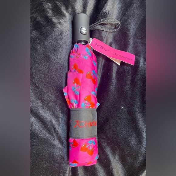 🍒🩷BETSEY JOHNSON Heart Cherries Automatic 42" Umbrella🩷🍒NWT - Picture 4 of 8